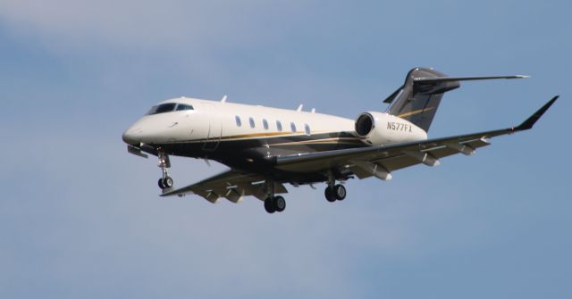 Canadair Challenger 350 (N577FX) - On short final is this 2020 Bombardier Challenger 350 in the Summer of 2022.