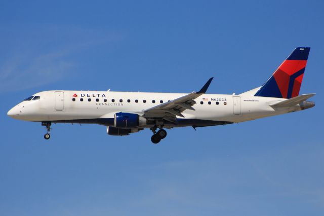 Embraer 170/175 (N620CZ)