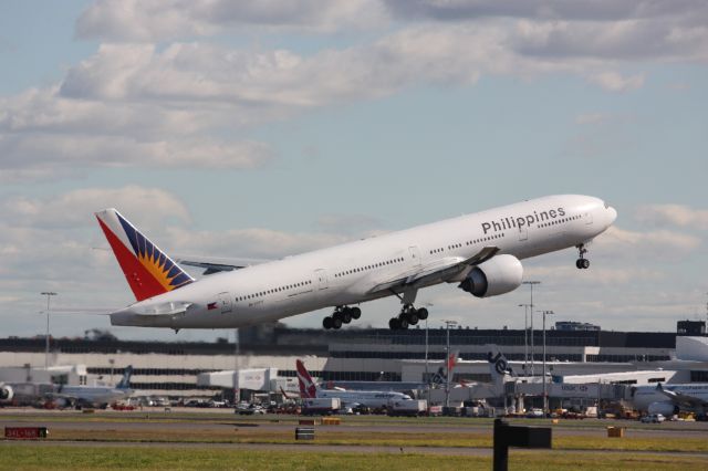 BOEING 777-300 (RP-C7777)