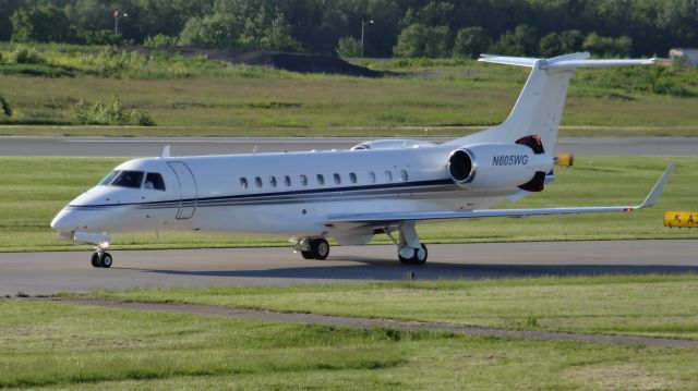 Embraer ERJ-135 — - Wells-Fargo! One of the coolest BJs I've seen from Embraer. With reversers deployed!