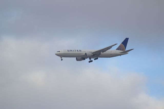 BOEING 767-300 (N644UA) - Inbound from BRU -- UAL973