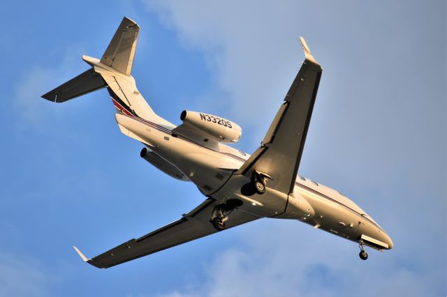 Embraer Phenom 300 (N332QS)