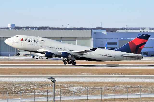 Boeing 747-400 (N663US)