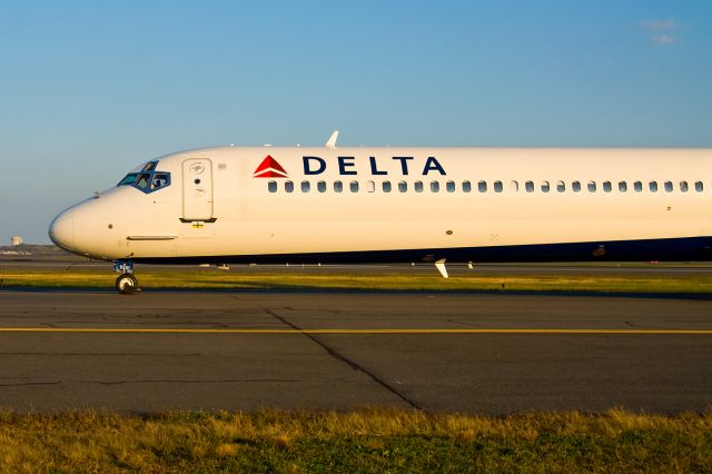 McDonnell Douglas MD-90 (N941DN) - The very 1st upload of N941DN on Flightaware.Com -Delta MD90 @ KBOS Logan Airport !