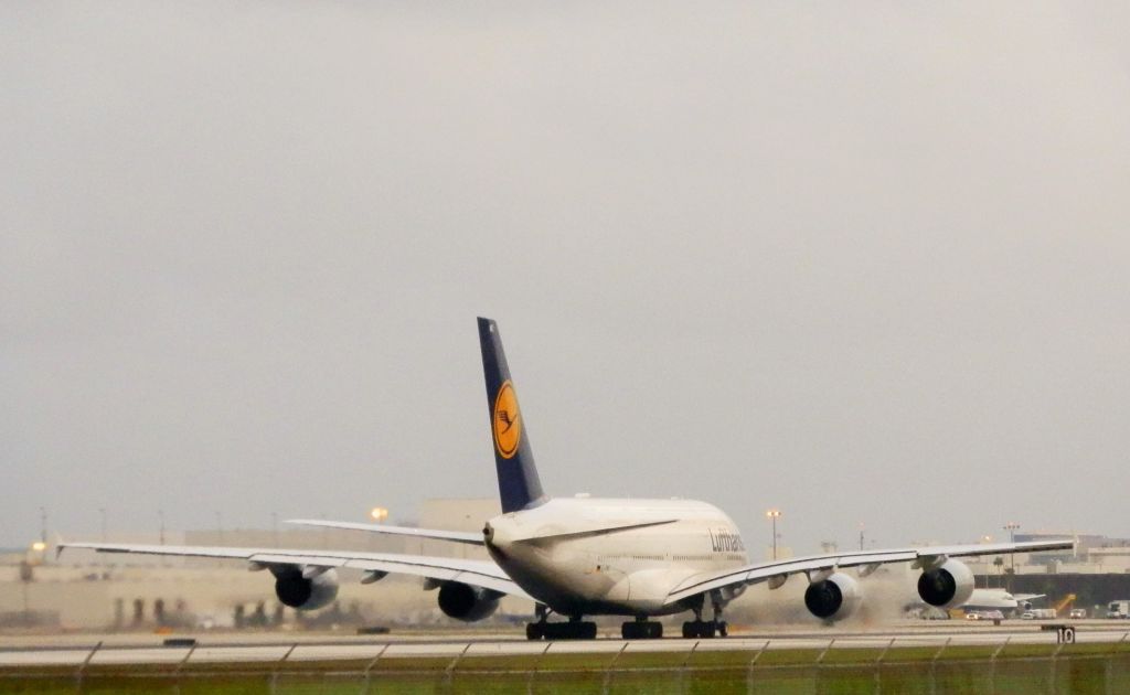 Airbus A380-800 (D-AIMC)