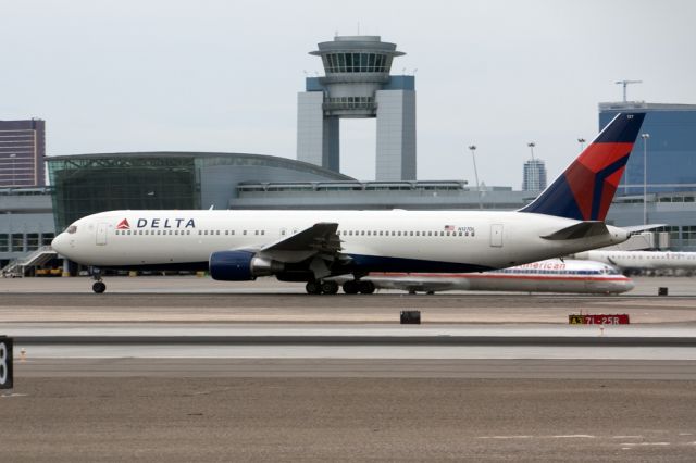 BOEING 767-300 (N127DL) - N127DL taking off 25R