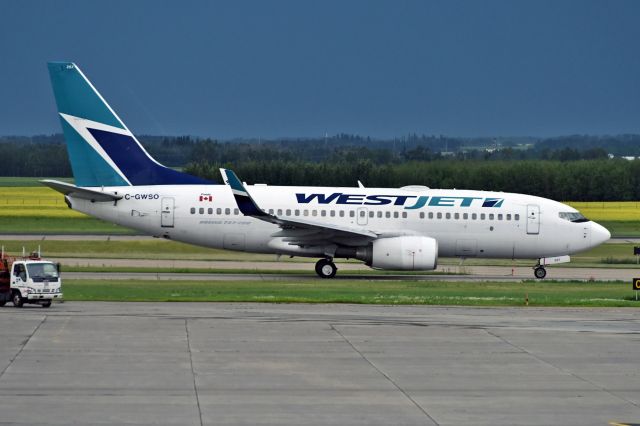 Boeing 737-700 (C-GWSO)