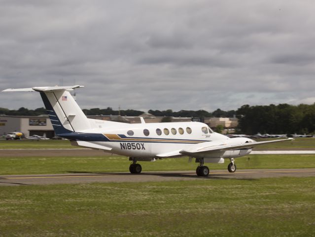 Beechcraft Super King Air 200 (N1850X) - Taxiing out for departure runway 26.