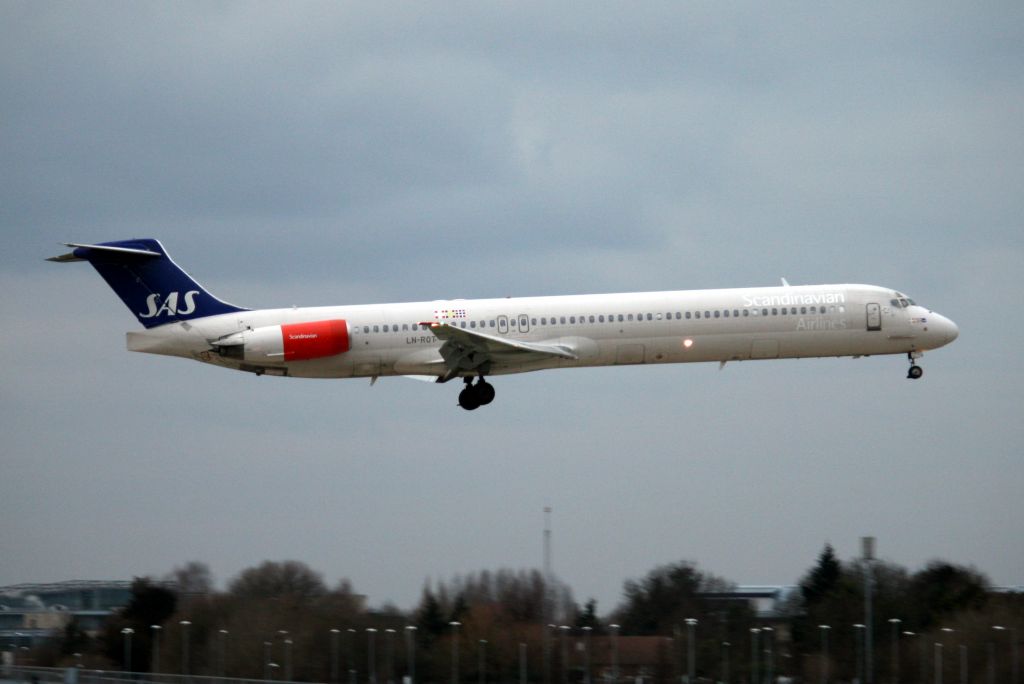 McDonnell Douglas MD-81 (LN-ROT) - On final approach for rwy 09L on 22-Feb-13 operating flight SAS1517 from EKCH.