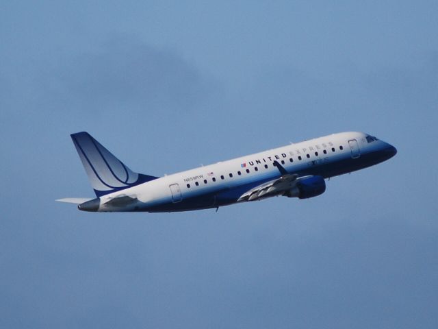 Embraer 170/175 (N859RW) - Departing runway 26L - 8/23/09