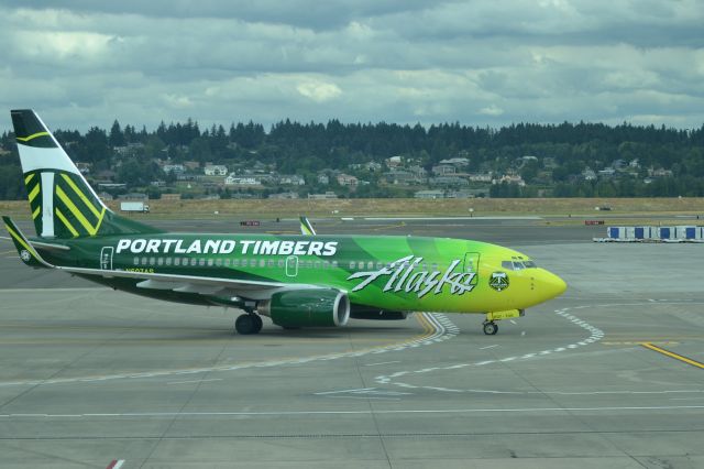 Boeing 737-800 (N607AS) - Taxiing to gate after arriving in PDX