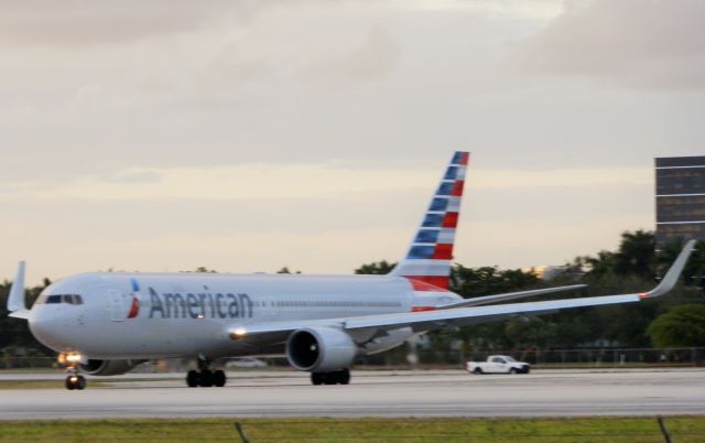 BOEING 767-300 (N381AN)