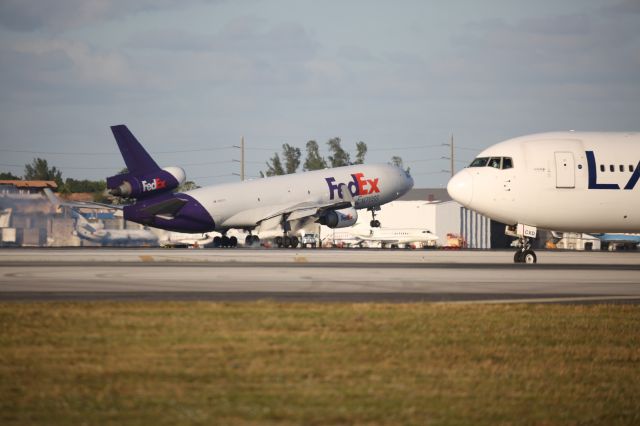 Boeing MD-11 (N587FE)