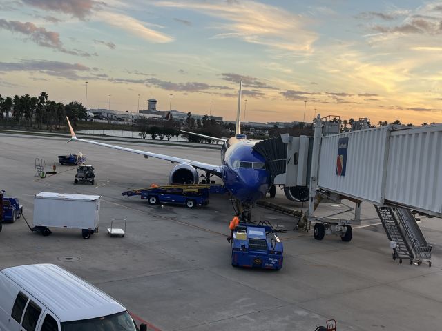 Boeing 737-700 (N7860A) - 12/21/23 at the gate loading for flt 2330 to MDW