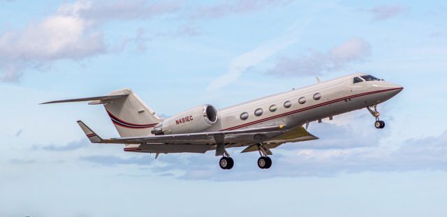 Gulfstream Aerospace Gulfstream IV (N491EC) - Beautiful GIV departure from KVRBbr /January 2021