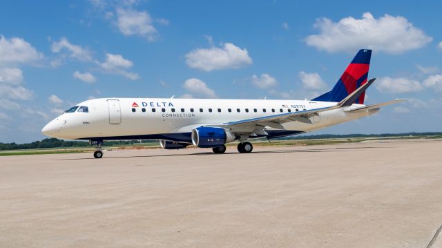 Embraer 175 (N297SY)