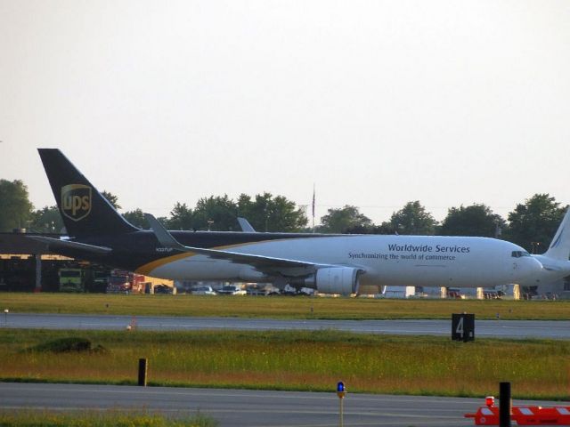 BOEING 767-300 (N337UP)