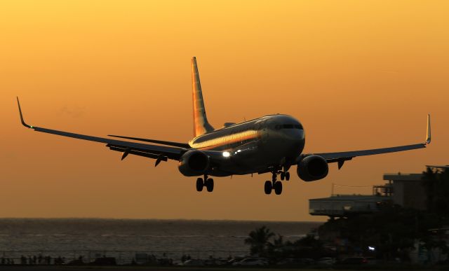 Boeing 737-800 (N301PA)