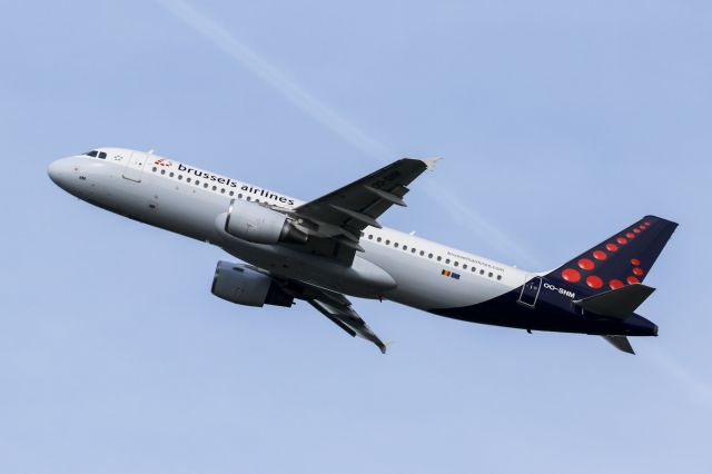 Airbus A320 (OO-SNM) - SN2174 leaving Manchester on the way back to Brussels 