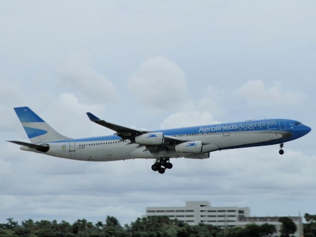 Airbus A340-300 (LV-CSD)