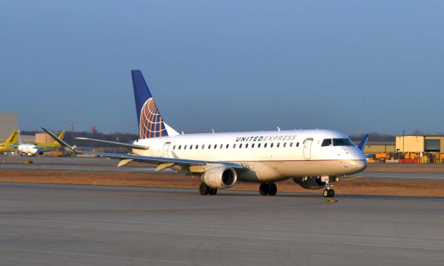 Embraer 175 (N114SY) - United Express Embraer ERJ-175LR N114SY in Detroit 