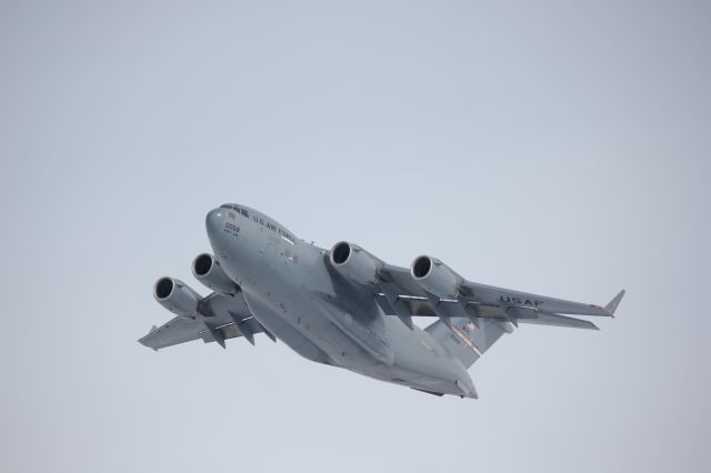 Boeing Globemaster III (94-0068) - Taking off from runway 25 at DIA.