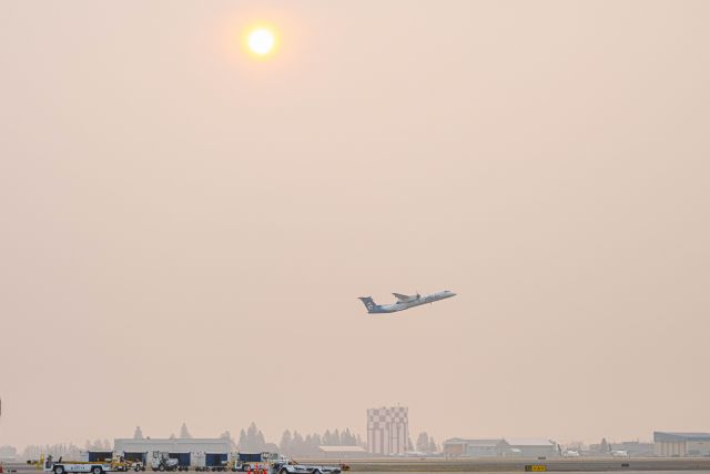 de Havilland Dash 8-100 (N426QX) - SMOKE IN GEG, 245 POLLUTION