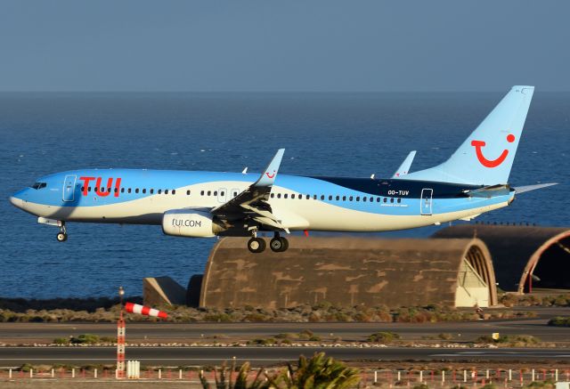 Boeing 737-800 (OO-TUV)
