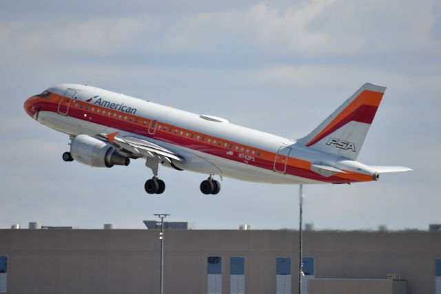 Airbus A319 (N742PS)