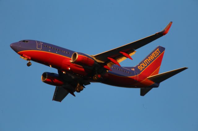 BOEING 737-300 (N258WN)