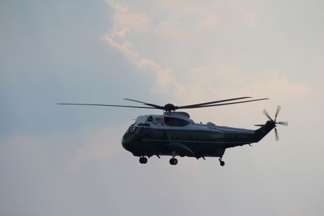 MARINE1 — - Marine 1 on low pass past Lincoln Memorial, 082212