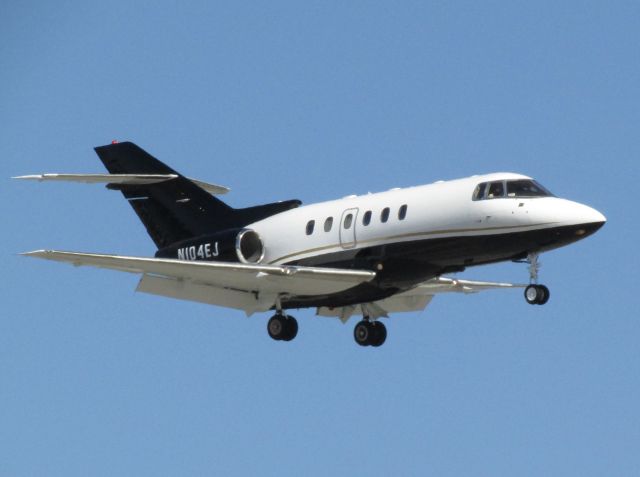 Hawker 800 (N104EJ) - Landing RWY 20R