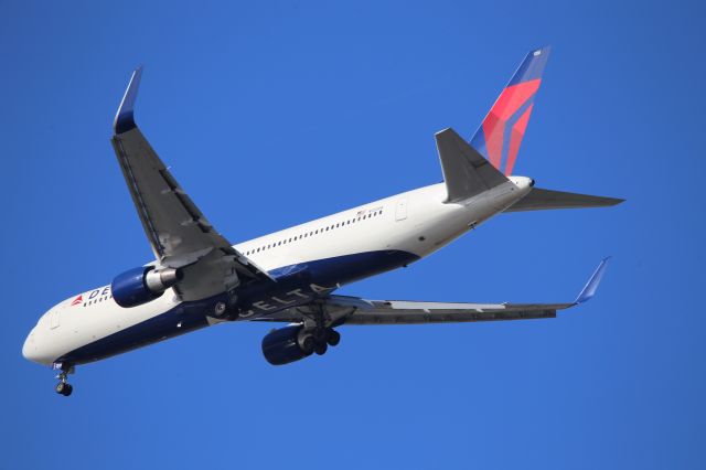 BOEING 767-300 (N1200K)