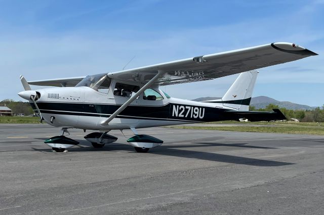 Cessna Skyhawk (N2719U)