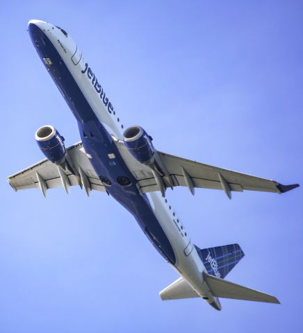 Embraer ERJ-190 (N228JB) - Big Apple Blue over Fort Independance.