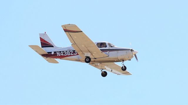 Piper Cherokee (N4382J)