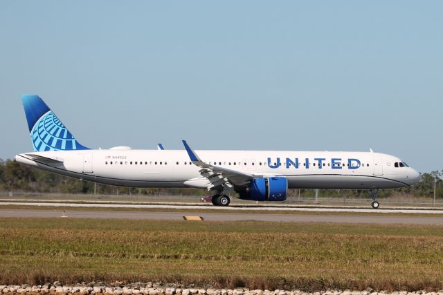Airbus A321neo (N44522) - United Flight 335 arrives on Runway 6 at Southwest Florida International Airport following flight from Chicago-O’Hare International Airport (12/12/24)