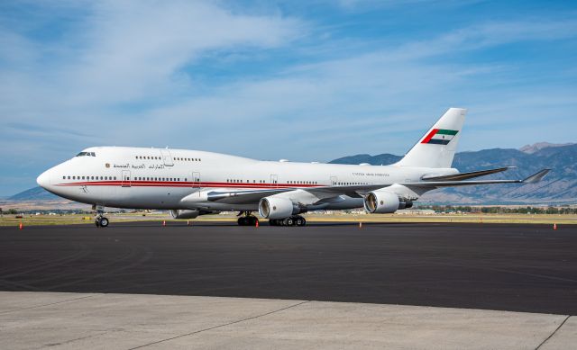 Boeing 747-400 (A6-HRM)