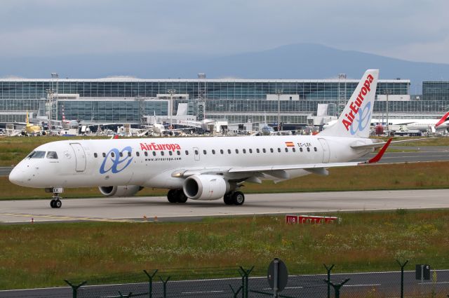 Embraer ERJ-190 (EC-LEK)