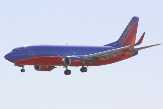 BOEING 737-300 (N636WN) - Southwest Flight 106 (N636WN) on approach to Runway 6 at Southwest Florida International Airport following a flight from Philadelphia International Airport