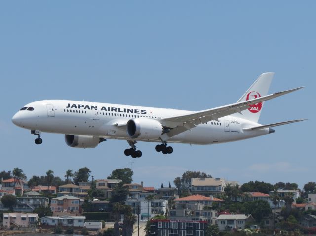 Boeing 787-8 (JA824J) - Coming in to land @ SAN on July 8, 2013.