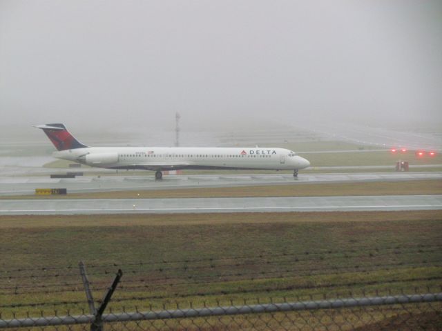 McDonnell Douglas MD-88 (N937DL) - MD-88 taxing after landing on 18L at Kcvg 