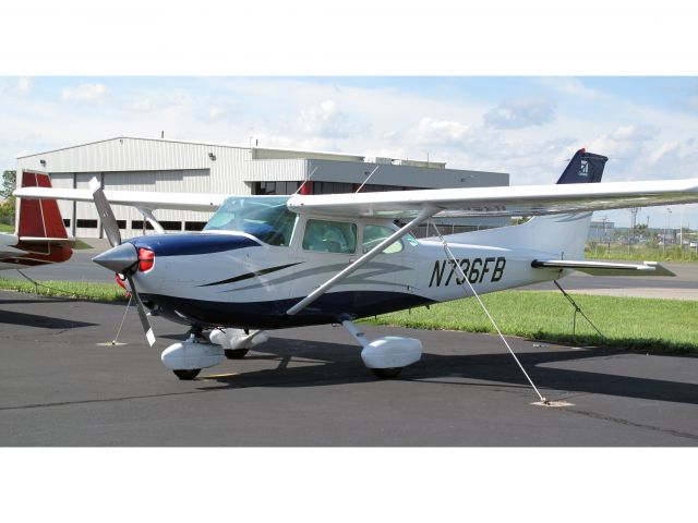 Cessna Skyhawk (N736FB) - Nice paint job.