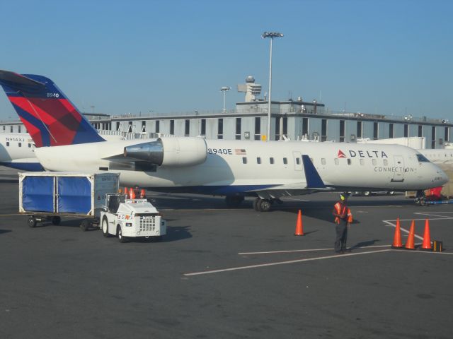 Canadair Regional Jet CRJ-200 (N8940E)