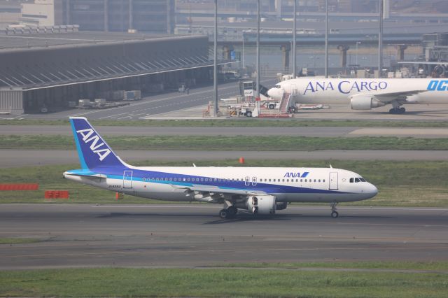Airbus A320 (JA8382)
