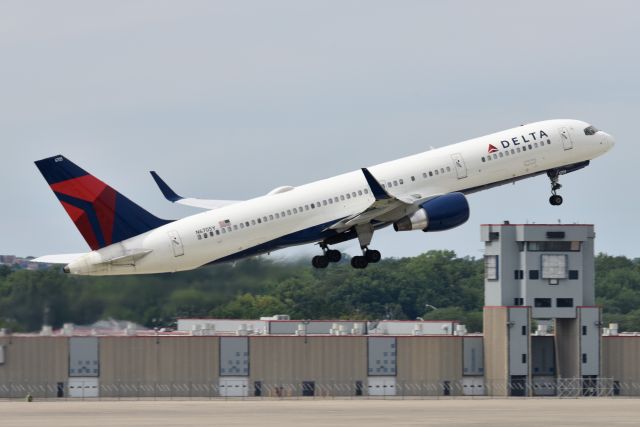 Boeing 757-200 (N6705Y) - 08-12-22 5-L departure.