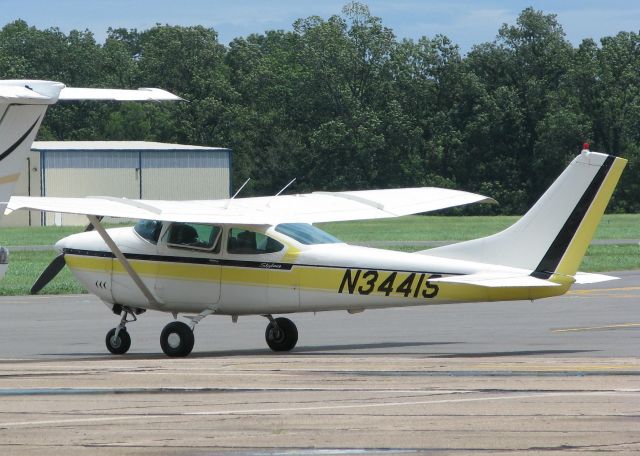 Cessna Skylane (N3441S) - At Shreveports Downtown airport.