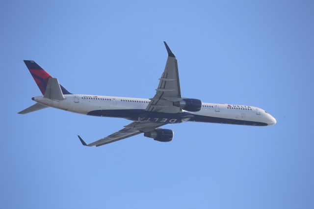 BOEING 757-300 (N582NW)