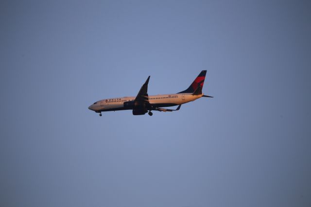 Boeing 737-800 (N394DA)