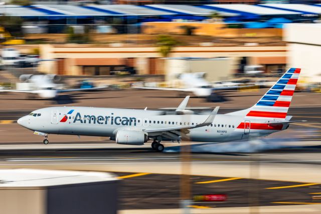 Boeing 737-800 (N314PD) - An American Airlines 737-800 landing at PHX on 2/28/23. Taken with a Canon R7 and Canon EF 100-400 L ii lens.